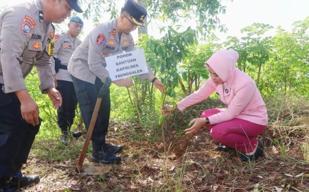 Polres Trenggalek Peduli Lingkungan Lewat Aksi Penghijauan