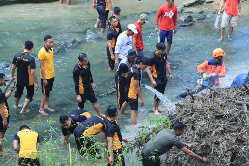 Polres Ngawi Wujudkan Kepedulian Lingkungan di Jembatan Purba