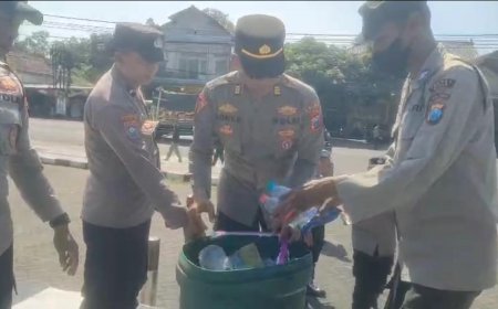 Salut, Personel Polres Blitar Bersihkan Sampah Usai Layanan Pengamanan Kegiatan Unjuk Rasa