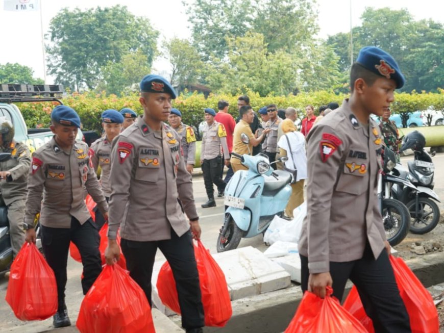 Bantuan Makanan Brimob Jadi Dukungan bagi Korban Pasar Jiung
